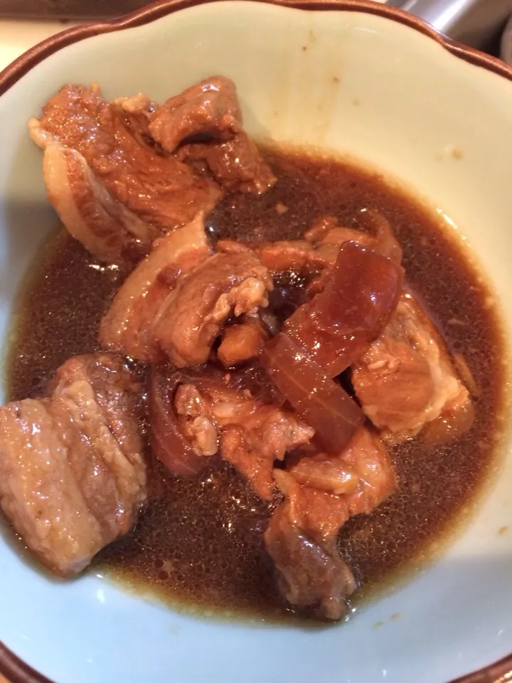 this is pork steak.a Filipino dish made of soy sauce,lemon,garlic,pepper and lots of onions. :)|けいじ なちさん