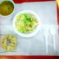 Miso soup, salad, rice crackers|Brittney Cさん