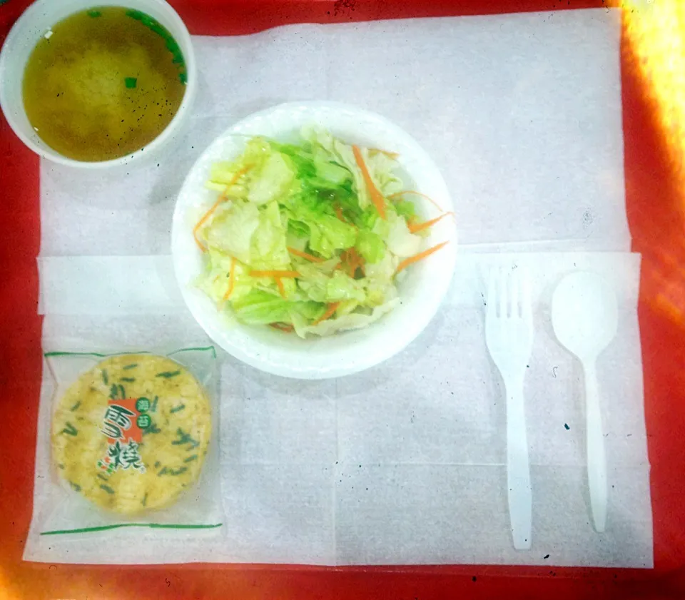 Miso soup, salad, rice crackers|Brittney Cさん