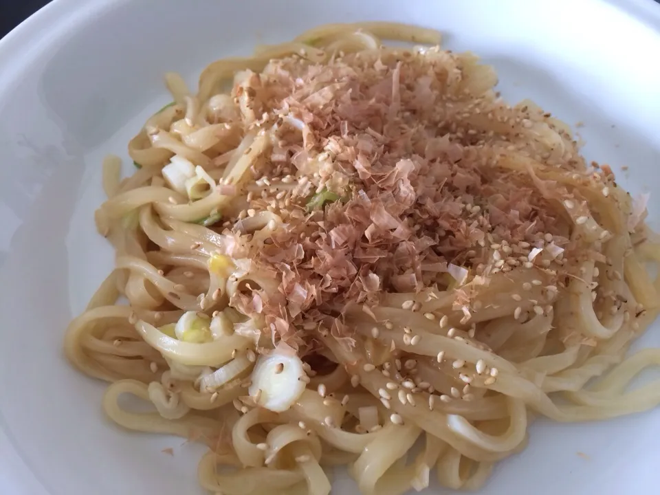 Snapdishの料理写真:シンプル焼きうどんバター醤油風味|Kayo Sekineさん