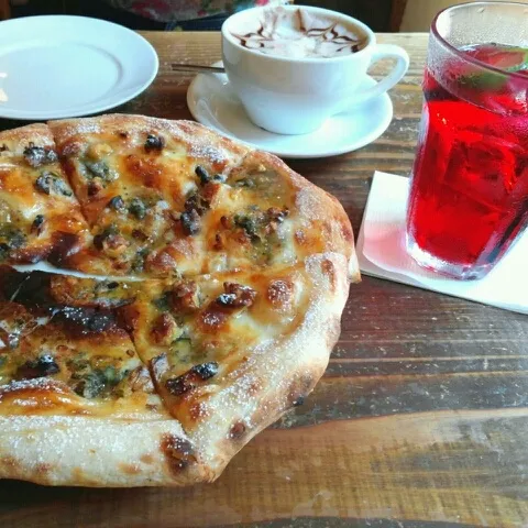 友達とカフェった！
ゴルゴンゾーラと胡桃と蜂蜜のピザ
蜂蜜の甘味とゴルゴンゾーラの塩っけが絶妙でおいしかった(^^)|おすこさん