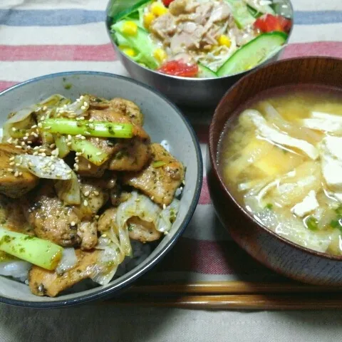 焼鳥丼/ｻﾗﾀﾞ/豆腐と油揚げの味噌汁|おすこさん