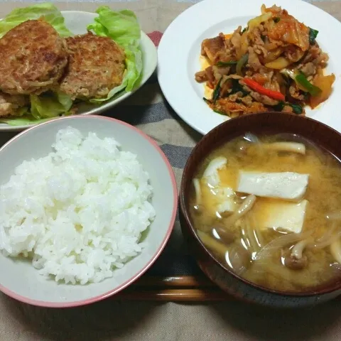 Snapdishの料理写真:豚キムチ炒め/もやしと豆腐のﾍﾙｼｰﾊﾝﾊﾞｰｸﾞ/しめじと豆腐の味噌汁/ごはん|おすこさん