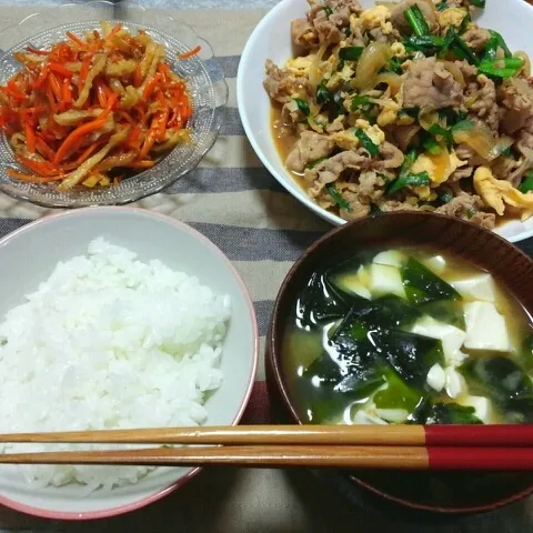 豚肉とにらと玉ねぎの炒め物/ちくわと人参のきんぴら/ごはん/豆腐とわかめの味噌汁|おすこさん