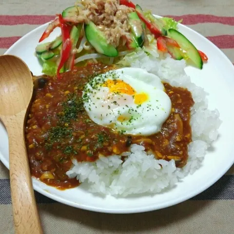 大豆ときのこと野菜の挽き肉ｶﾚｰ/ｻﾗﾀﾞ/ﾚﾝﾁﾝの温玉
大豆が入ると言ったらじゃあ食わないと旦那に言われたから、ﾐｷｻｰで細かくしたら食べた(笑)しかもおかわり(笑)|おすこさん