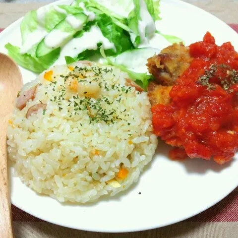 前日のミルフィーユカツレツに、手作りﾄﾏﾄｿｰｽをかけて/炊飯器でシーフードピラフ/サラダ|おすこさん