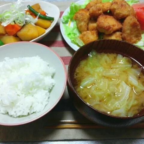 鶏むね肉の唐揚げ/ジャガイモの甘辛煮/ｷｬﾍﾞﾂの味噌汁/ごはん|おすこさん