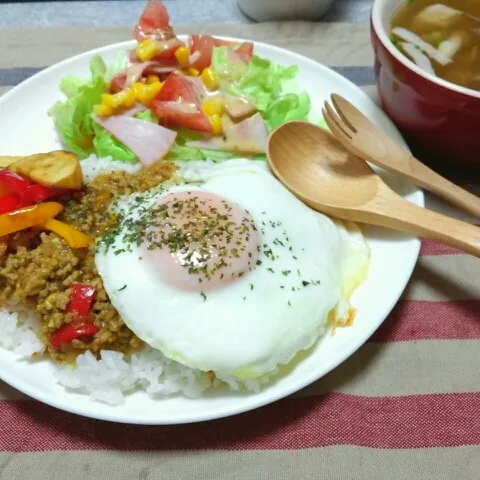 パプリカ入りドライカレー(付け合わせに素揚げしたじゃがいもとパプリカ&目玉焼きのせ)/サラダ/しめじとベーコンとねぎのスープ|おすこさん