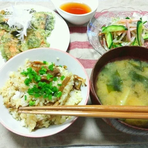 Snapdishの料理写真:鶏ごぼうごはん/鮭の磯辺あげ/ハムとモヤシと胡瓜のナムル/じゃがいもとわかめの味噌汁|おすこさん