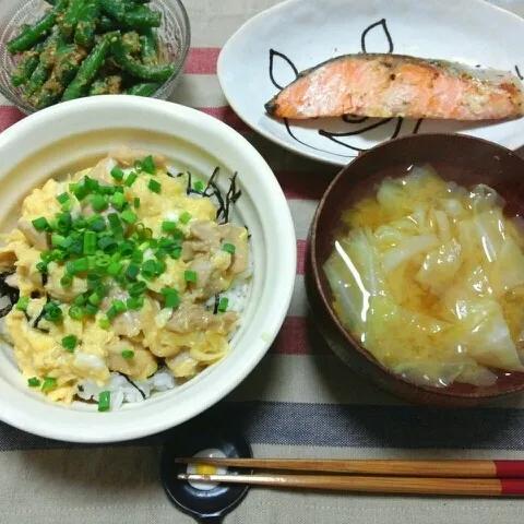 親子丼/鮭の西京焼き/いんげんのごま和え/ｷｬﾍﾞﾂのお味噌汁|おすこさん