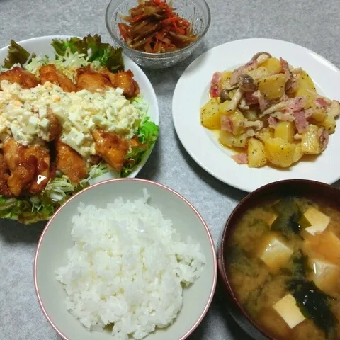 チキン南蛮/じゃがいもとベーコンのﾏﾖﾈｰｽﾞ炒め/きんぴらごぼう/豆腐とわかめの味噌汁/ごはん|おすこさん