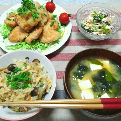 Snapdishの料理写真:鶏むね肉の竜田揚げ～おろしｿｰｽ～/ささみと小松菜のごま和え/きのこの炊き込みご飯/豆腐とわかめの味噌汁|おすこさん