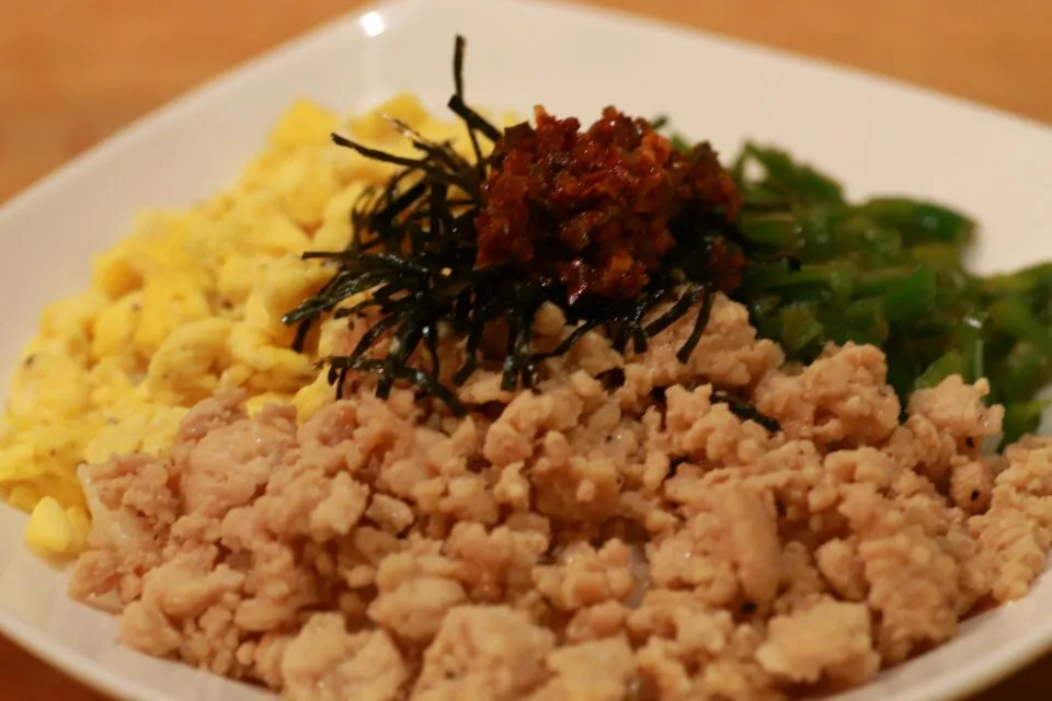 三色そぼろ丼♪|マカロンさん