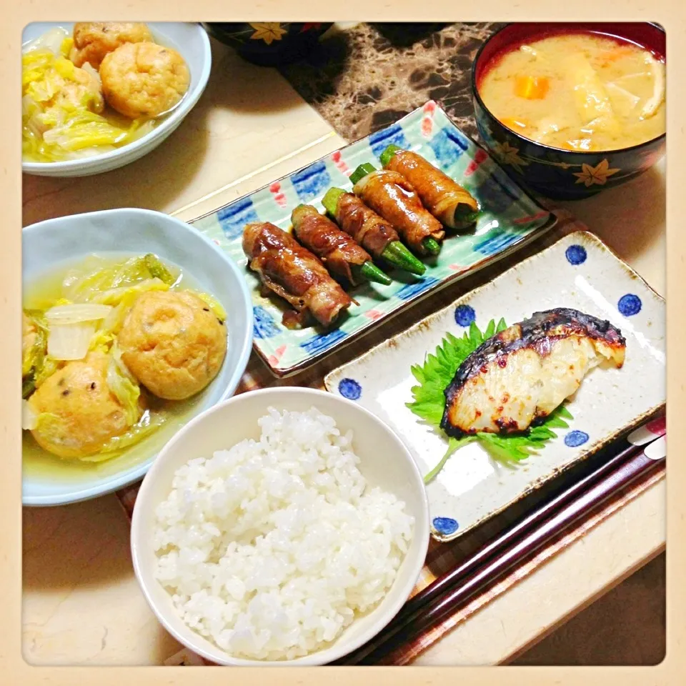 Snapdishの料理写真:がんもと白菜の煮物、鰆の塩麹漬け焼き、オクラの肉巻き、味噌汁|wakanowさん