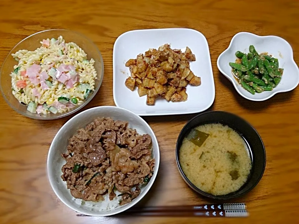 焼き肉牛丼、アンチョビソースのポテトフライ、いんげんのごま和え、マカロニサラダ、味噌汁|五十嵐公一さん