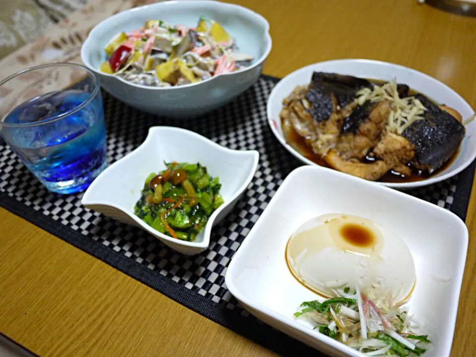 さつま芋としめじのサラダ  子持ち黒カレイの煮付け  野沢菜なめこ昆布  冷奴|石川洋子さん