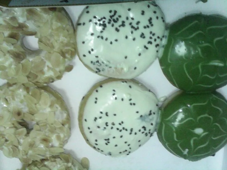 JLCO Donuts....AL Capone..(white Chico .almond).Green Tease(macha.whit Chico macha cream)..Black Sesame( kuro neri goma)|Paul Seiju Ohnamiさん