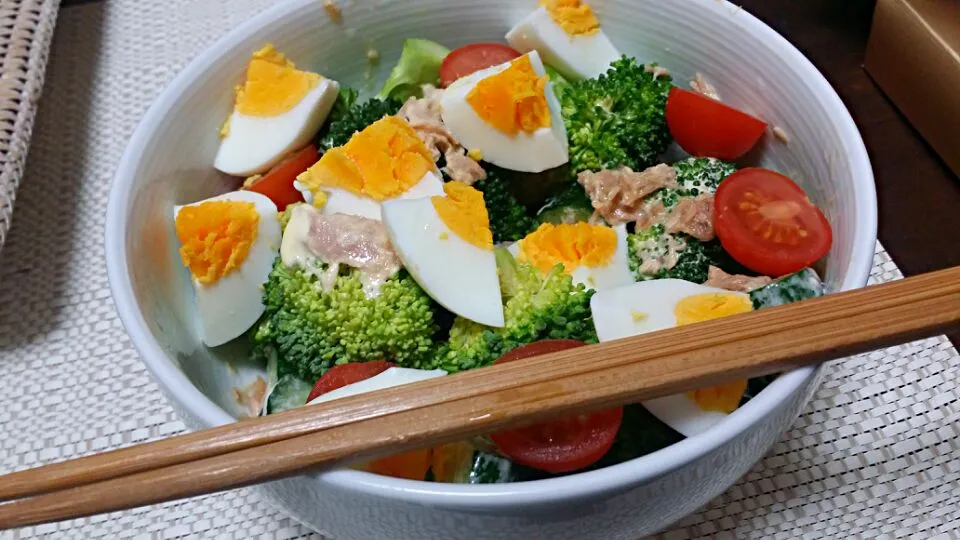 玉子とツナとブロッコリーのサラダ|ぼゆさん