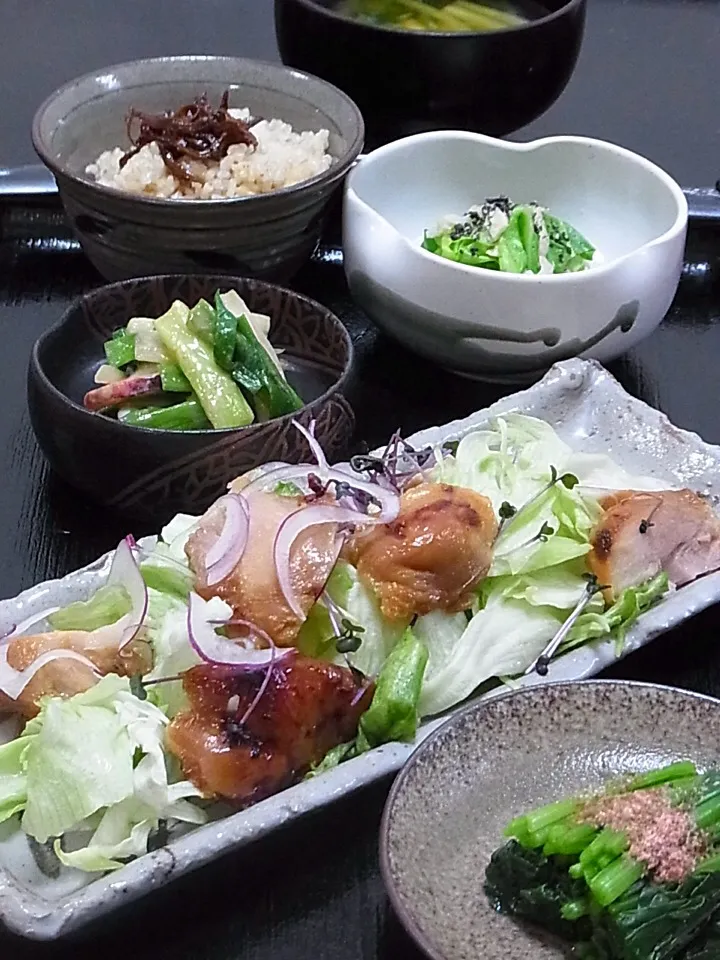 今晩は、鶏味噌漬焼き、ほうれん草のお浸し粉鰹、分葱と烏賊のぬた、春甘藍とお揚げの酢の物、葱の味噌漬、玄米ご飯 釘煮  緑の多い献立になりましたね(^^)。ほうれん草はしっかりとお出汁に浸し、水気と出汁を入れ替えてあります。粉鰹も作りたて。ほんのちょっとの事ですが丁寧にするとやっぱり味も違います。  今日も美味しかった！|akazawa3さん