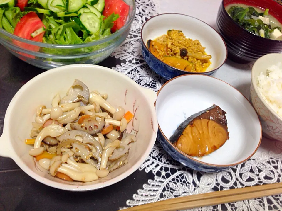 Snapdishの料理写真:レンコンとブナピー炒めの晩ご飯|やすさん