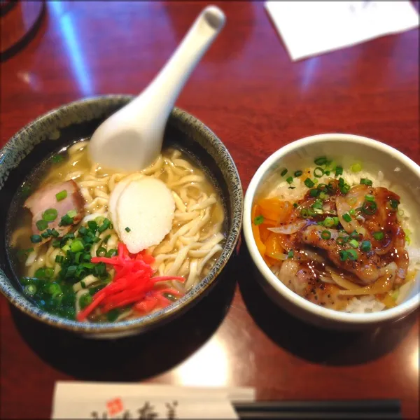 Snapdishの料理写真:豚丼と沖縄そぼ☆今日もお誕生日ランチ♬|はさん