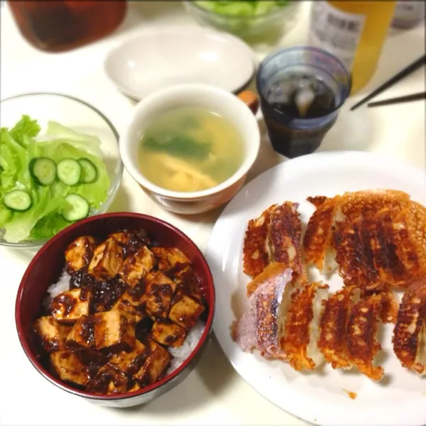 Snapdishの料理写真:麻婆丼、チーズ餃子、サラダ、卵スープ☆|はさん