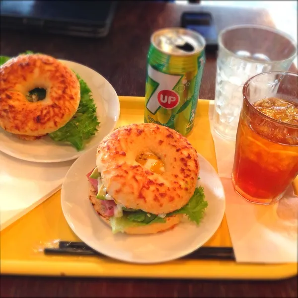 アボカドシュリンプサーモン、チキンゴボウサラダのベーグル☆これ食べたら仕事はかどるといいな( ´ ▽ ` )ﾉ|はさん