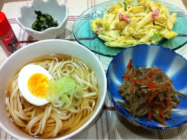 うどん・えのき入りキンピラ・インカのめざめポテトマカロニサラダ・キュウリわかめ酢の物|まーままさん