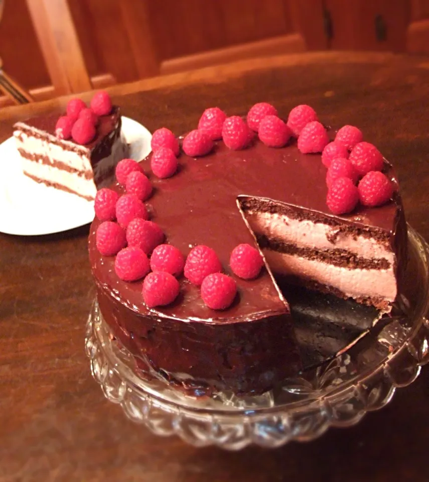 Snapdishの料理写真:Raspberry mousse cake|jakeさん