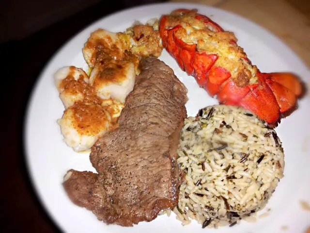 Stuffed Lobster tail, Scallops with a lemon Dijon sauce, Steak and Wild rice|Schic Williamsさん