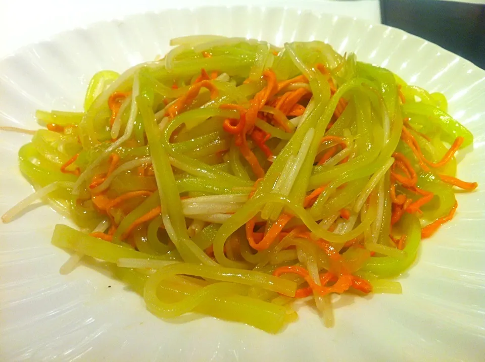 Pea sprouts with shredded lettuce shoots|skyblueさん