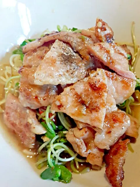 Snapdishの料理写真:บะหมี่ผัดหมูนุ่ม|Bee Bee Mame Be-neさん