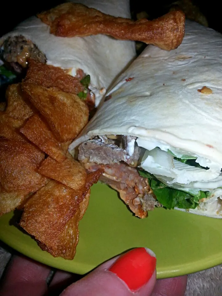 sausage wrap with lettuce, onion, mayo, and tangy mustard.  with dark russet chips.|Polly Gelfusoさん