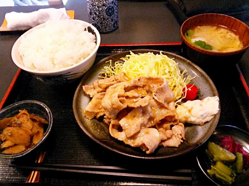 Snapdishの料理写真:おまた の豚しょうが焼き定食850円です。
ダシの効いた味噌汁とご飯が美味しい定食です。
ご飯が無くなり次第、定食が終わってしまう時間限定みたいな定食です。
ご飯の大盛りは注文時に言わないとダメなので、忘れないようにしないと…ね。
(o≧▽゜)o|東京ライオンズさん