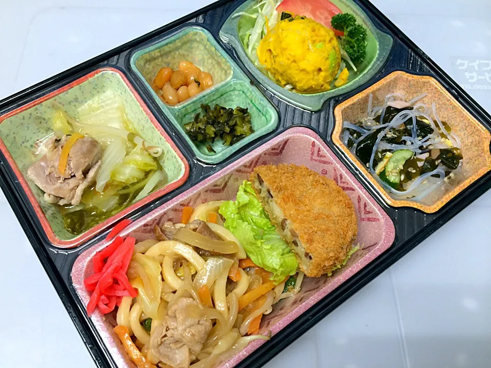 Snapdishの料理写真:日替わり弁当 野菜いっぱい焼きうどんオイスターソース 豊川市の宅配弁当店|Naokazu Kuritaさん