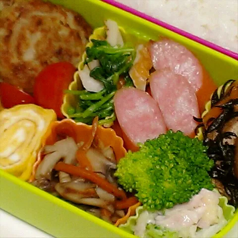 息子のお弁当

卒業して もう作る事ないと思ってたけど一年ぶりに再開です。
でも結婚が決まって半年後には
ｺｺを出て行くので期間限定で！|くるみンさん