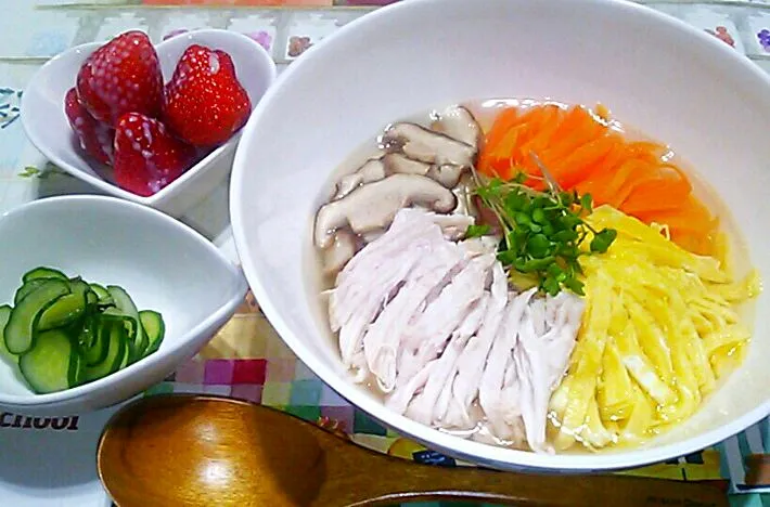 鶏飯風スープご飯・きゅうりの浅漬け・イチゴ練乳がけ|maichyoさん