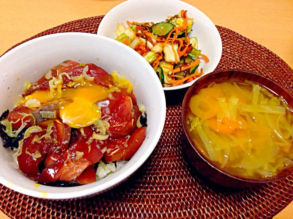 カツオのヅケ丼。野菜のカレー風味スープ。キャベツと人参の一夜漬け。|TonyYamadaさん