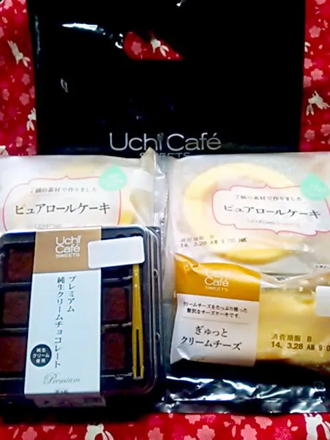 Snapdishの料理写真:ピュアロールケーキ
生チョコ
ギュッとクリームチーズケーキ

ローソン|猫田さん