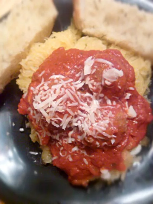 Spaghetti squash with mozzerella stuffed meatballs.|Yvonne LaCroixさん