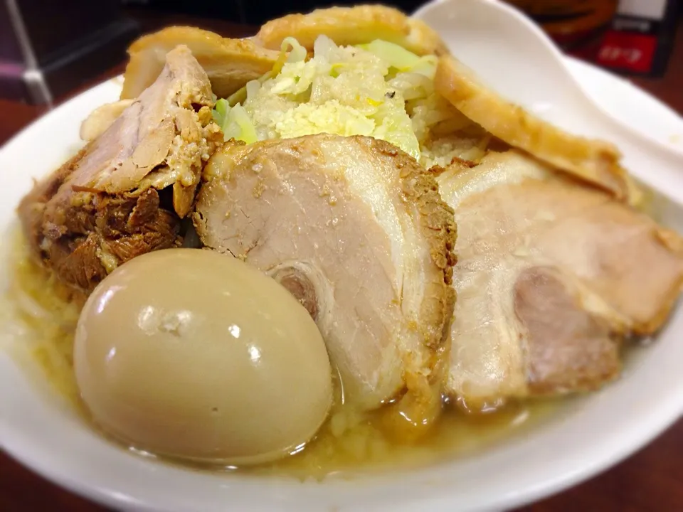 豚ダブル ニンニク少なめ 脂多め 野菜少なめ 麺少なめ@アタゴロウ(新橋)|かっちっさん