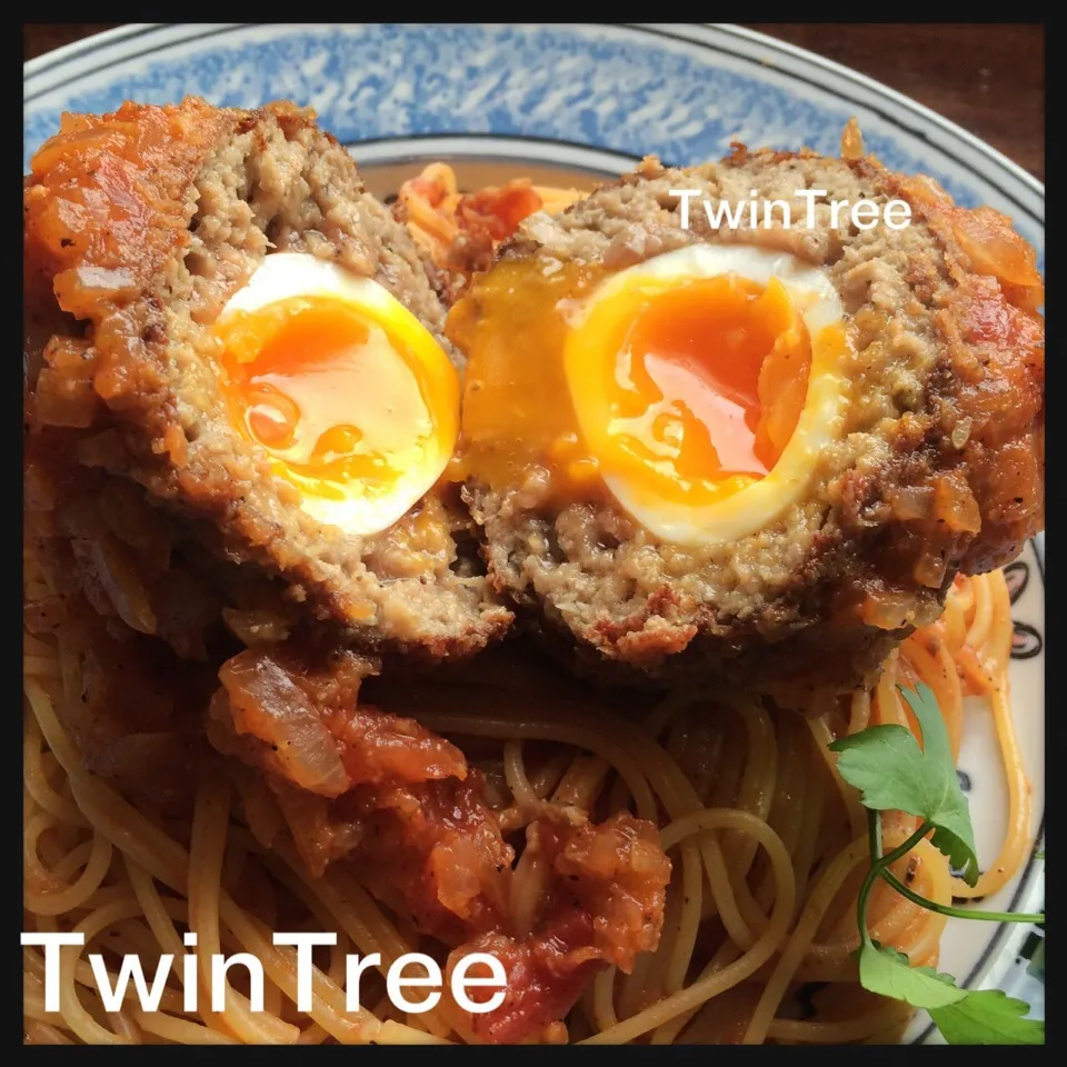 トマトパスタに爆弾ハンバーグ乗っけてみました💦|TwinTreeさん