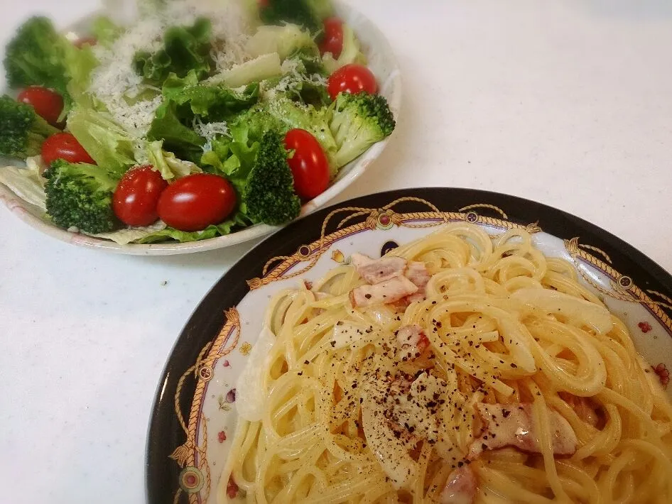 Snapdishの料理写真:しらすのせシーザーサラダと新玉ねぎ入りカルボナーラ🍝|Sayakaさん