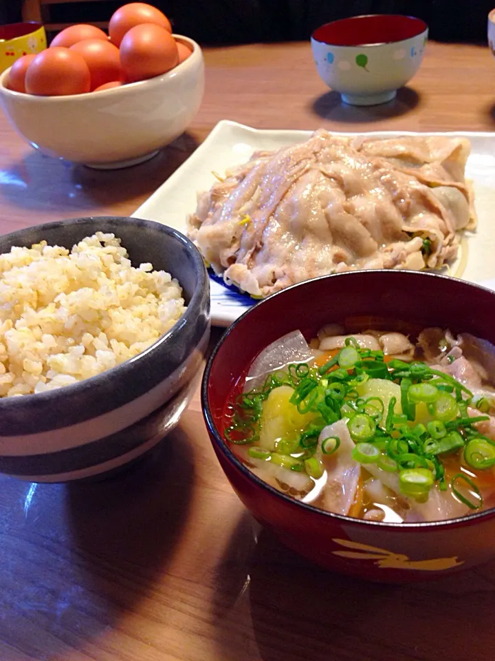 Snapdishの料理写真:今日の夜ご飯🎵  塩豚汁 豚バラニラもやし 卵かけご飯🌟|Fumieさん