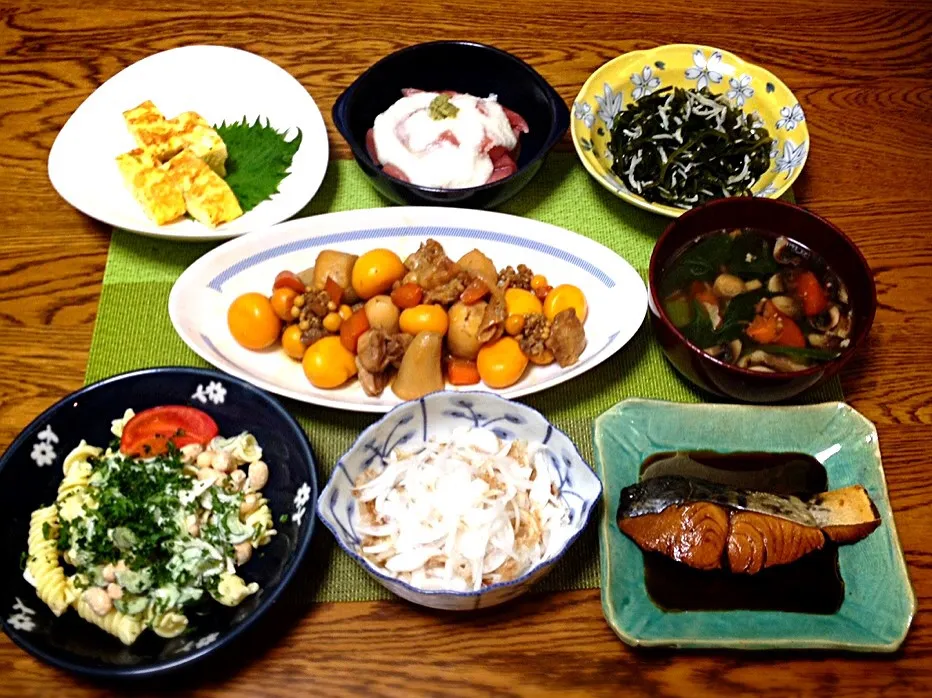 カニ入り卵焼き・山かけマグロぶつ・切り昆布としらすの酢の物・野菜いろいろスープ・鶏ときんかんと里芋の煮物・マカロニサラダ・スライスオニオン・鰆の煮付け|美也子さん