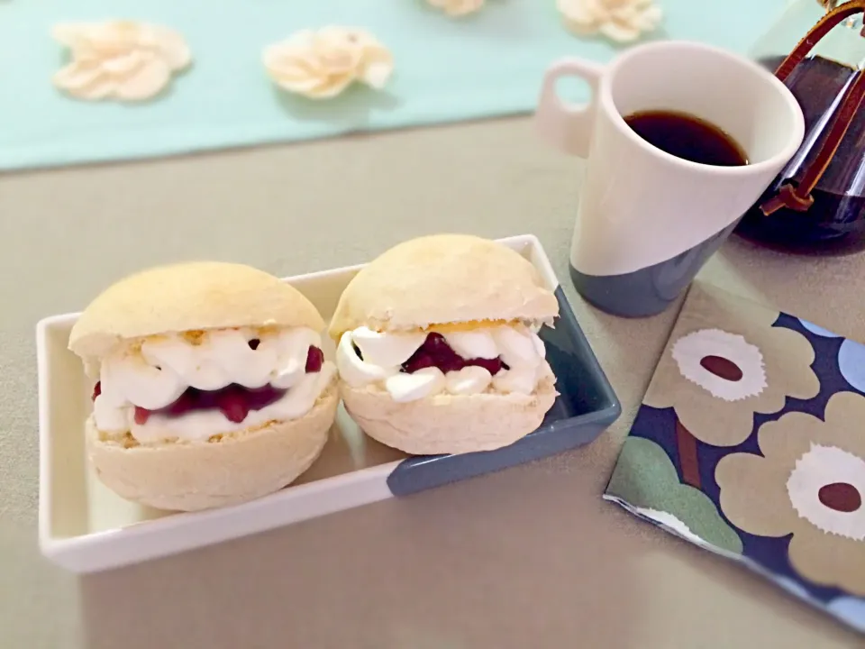 Snapdishの料理写真:Ogura(bean jam) whipped cream sandwiches 小倉ネオマーガリン風|chocolatteさん