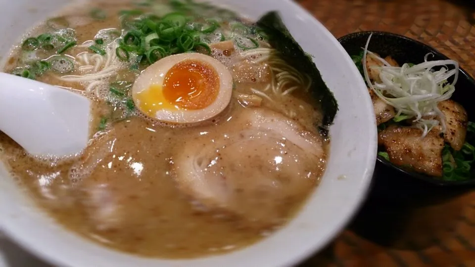 Snapdishの料理写真:魚介とんこつラーメン&あぶり焼きチャーシュー丼|ボンゴさん