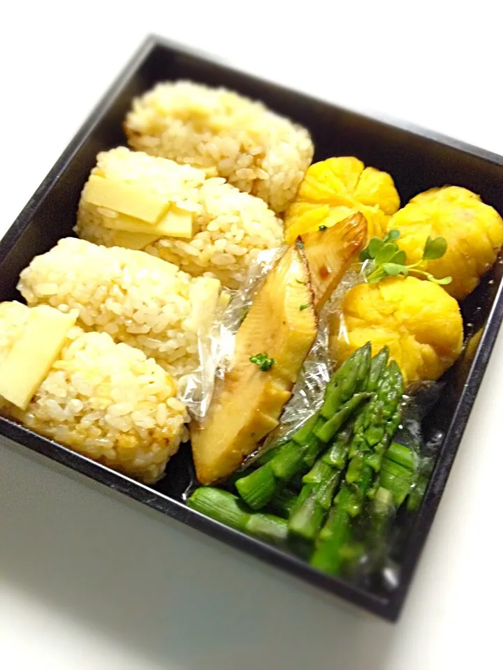 Snapdishの料理写真:春のお弁当(筍ご飯、新ジャガ明太バター、アスパラクミン風味、筍のレモンオリーブオイルソテー)|ユウさん