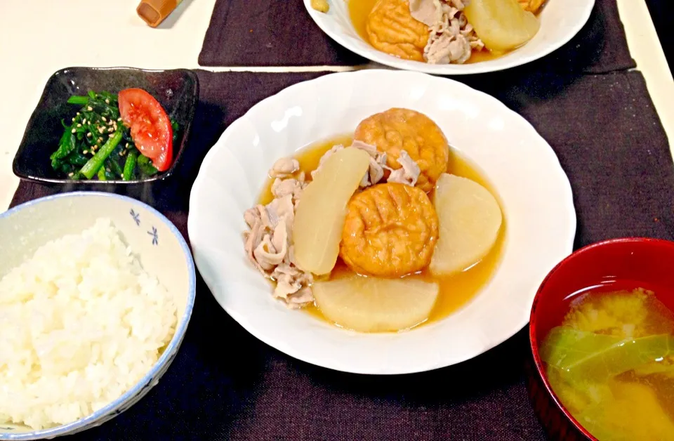 大根と豚バラの煮物、ほうれん草のおひたし、トマト、キャベツの味噌汁|ひかるんさん