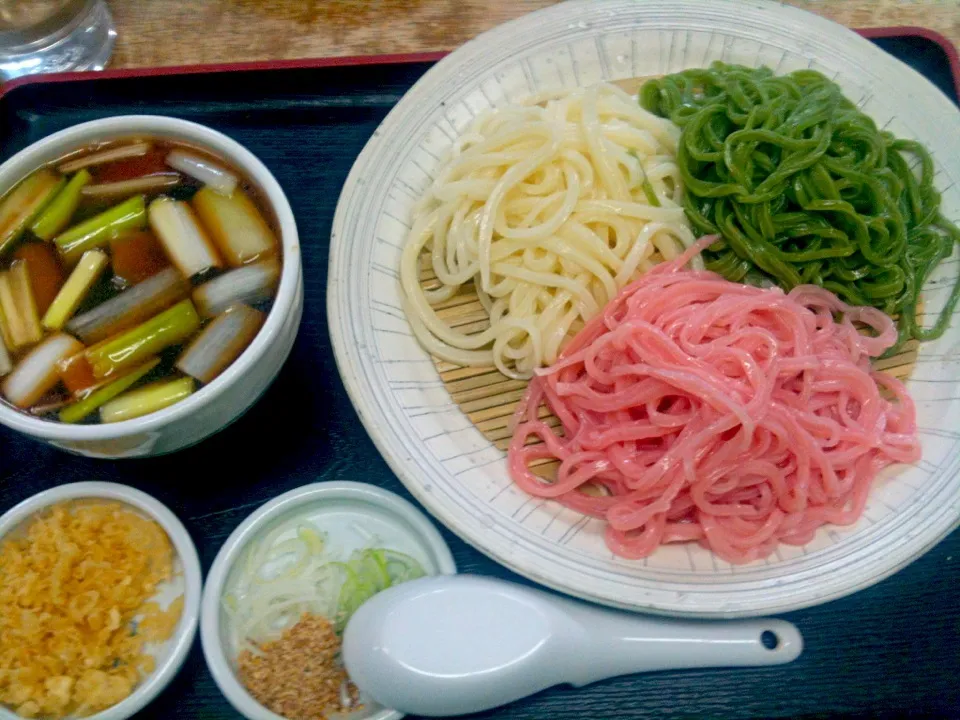 雛三笑（さくらうどん、桑茶うどん、定番うどん＋鳥汁 ）ヒナサンミ|gekoさん